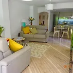 Gorgeous Located In Elviria アパート *